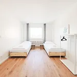 Raj Living - Monteurwohnung - 3 Schlafzimmer - Kueche - Balkon - Waschmaschine
