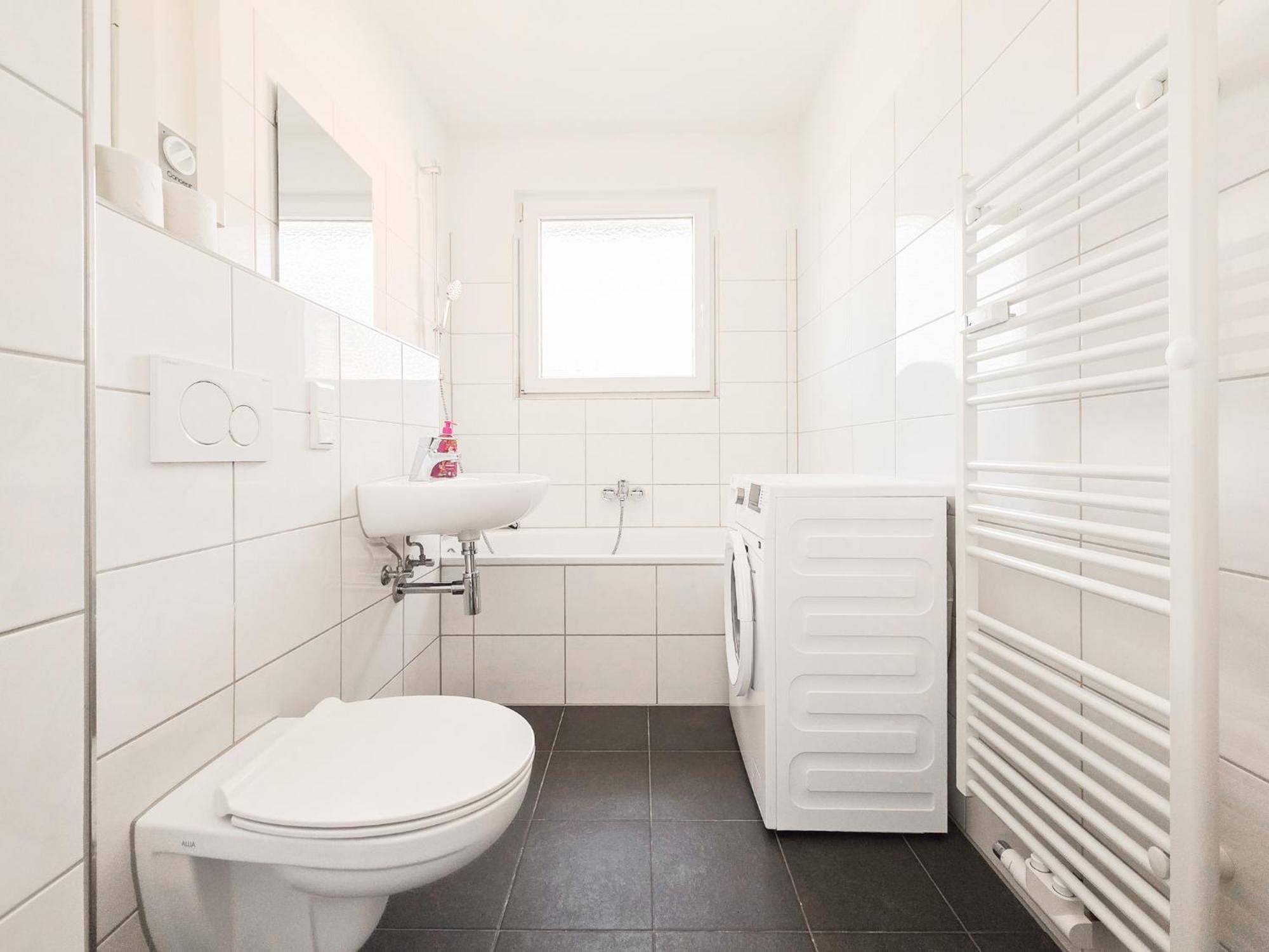 Raj Living - Monteurwohnung - 3 Schlafzimmer - Kueche - Balkon - Waschmaschine Duisburg
